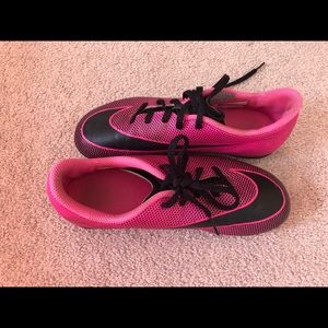 Nike girls soccer cleats - size 4